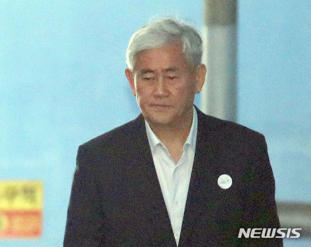 【경산=뉴시스】 강병서 기자=국가정보원에서 1억원의 뇌물을 받은 혐의로 구속기소된 최경환 자유한국당 의원(경산)이 11일 징역 5년의 대법원 판결 확정으로 의원직을 상실하자 지역 관가와 정치권이 술렁거리고 있다. 2019.07.11. 뉴시스DB. photo@newsis.com