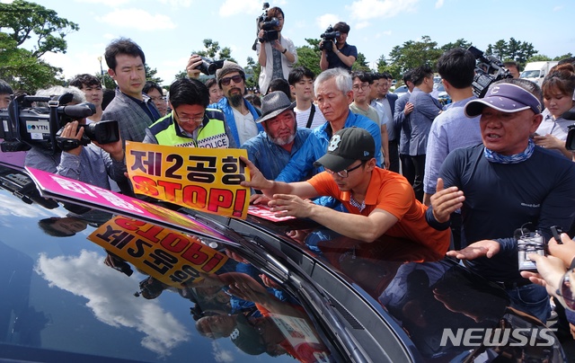 【제주=뉴시스】배상철 기자 = 지난 7월 서귀포시 성산국민체육센터에서 제주 제2공항 건설사업 전략환경영향평가서 주민설명회가 열린 가운데 제2공항에 반대하는 단체와 도민들이 국토부 관계자들이 탄 차를 막아서고 있다. bsc@newsis.com (사진=뉴시스DB)