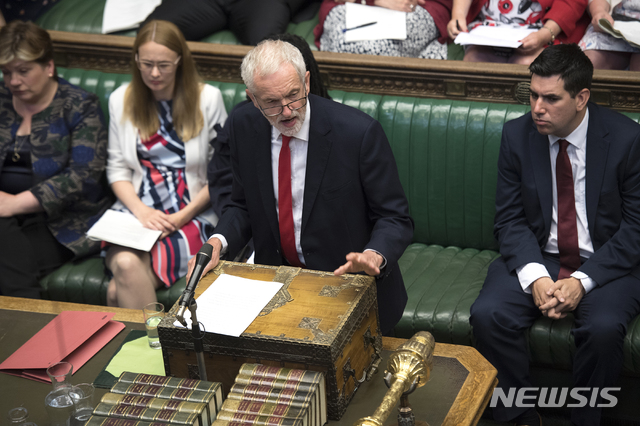 【런던=AP/뉴시스】 제러미 코민 노동당 대표는 28일(현지시간) 존슨 총리의 취임 후 진행된 첫 언론사 공식 인터뷰를 통해 "존슨 총리의 인기와 선거 결과에 대해 조금도 걱정하지 않고 있다"며 조기총선 추진 의사를 밝혔다. 사진은 지난 10일 영국 하원에서 의원들의 질의에 응답하는 코빈 대표. 2019.7.29.