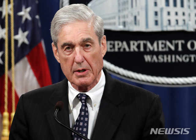 【워싱턴=AP/뉴시스】로버트 뮬러 미국 특별검사가 지난 5월29일 워싱턴의 법무부에서 러시아의 2016년 미국 대선 개입 의혹 조사에 대해 이야기하고 있다. 하원 공화당과 민주당 의원들은 17일로 예정된 뮬러 특검의 법사위원회 및 정보위원회 증언을 24일로 연기하는데 합의했다.&nbsp; 2019.7.13