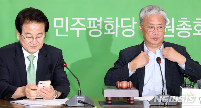 【서울=뉴시스】 박영태 기자 = 11일 오전 서울 여의도 국회에서 열린 민주평화당 의원총회에 정동영 대표와 유성엽 원내대표가 나란히 앉아 있다. 2019.07.11. since1999@newsis.com