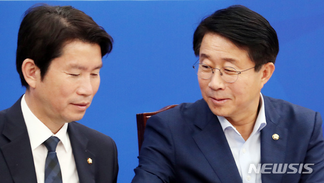 【서울=뉴시스】이종철 기자 = 11일 서울 여의도 국회에서 열린 민주당 정책조정회의에서 이인영 원내대표가 조정식 정책위의장과 의견을 나누고 있다. 2019.07.11. jc4321@newsis.com