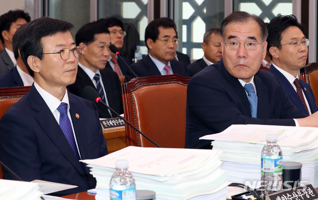 【서울=뉴시스】 박영태 기자 = 11일 오전 서울 여의도 국회에서 열린 농림축산식품해양수산위원회 제1차 전체회의에 이개호 농림축산식품부 장관, 문성혁 해양수산부 장관이 참석해 앉아 있다. 2019.07.11.since1999@newsis.com