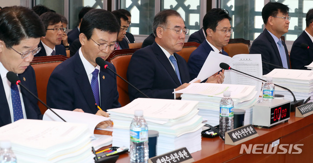 【서울=뉴시스】 박영태 기자 = 11일 오전 서울 여의도 국회에서 열린 농림축산식품해양수산위원회 제1차 전체회의에 이개호 농림축산식품부 장관, 문성혁 해양수산부 장관이 참석해 자료를 살피고 있다. 2019.07.11.since1999@newsis.com
