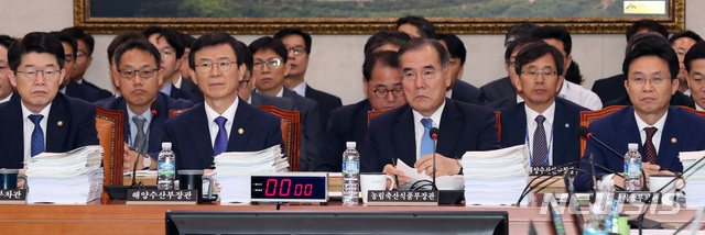 【서울=뉴시스】 박영태 기자 = 11일 오전 서울 여의도 국회에서 열린 농림축산식품해양수산위원회 제1차 전체회의에 이개호 농림축산식품부 장관, 문성혁 해양수산부 장관이 참석해 앉아 있다. 2019.07.11.since1999@newsis.com