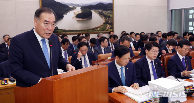 【서울=뉴시스】 박영태 기자 = 11일 오전 서울 여의도 국회에서 열린 농림축산식품해양수산위원회 제1차 전체회의에서 이개호 농림축산식품부 장관이 업무보고를 하고 있다. 2019.07.11.since1999@newsis.com