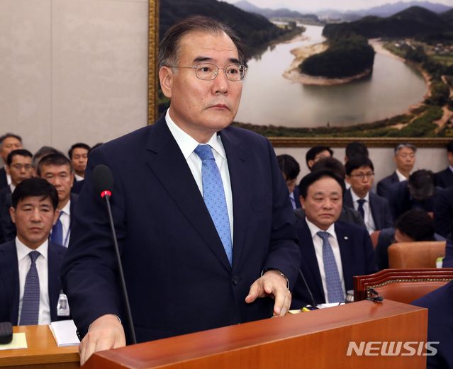 【서울=뉴시스】 박영태 기자 = 11일 오전 서울 여의도 국회에서 열린 농림축산식품해양수산위원회 제1차 전체회의에서 이개호 농림축산식품부 장관이 업무보고를 위해 단상으로 나오고 있다. 2019.07.11.since1999@newsis.com