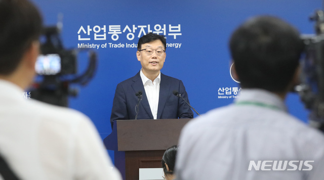【세종=뉴시스】강종민 기자 = 박태성 산업통상자원부 무역투자실장이 11일 오전 정부세종청사에서 일본측이 제기한 일본산 불화수소의 북한 유출 의혹에 대해 우리나라는 수출입 통관, 전략물자 수출허가 및 관련업계 조사를 통해 일본산 불화수소가 북한을 포함한 UN 안보리 결의 제재 대상국으로 유출된 어떤 증거도 발견되지 않았다고 밝히고 있다. 2019.07.11. ppkjm@newsis.com