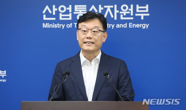 【세종=뉴시스】강종민 기자 = 박태성 산업통상자원부 무역투자실장이 11일 오전 정부세종청사에서 일본측이 제기한 일본산 불화수소의 북한 유출 의혹에 대해 우리나라는 수출입 통관, 전략물자 수출허가 및 관련업계 조사를 통해 일본산 불화수소가 북한을 포함한 UN 안보리 결의 제재 대상국으로 유출된 어떤 증거도 발견되지 않았다고 밝히고 있다. 2019.07.11. ppkjm@newsis.com