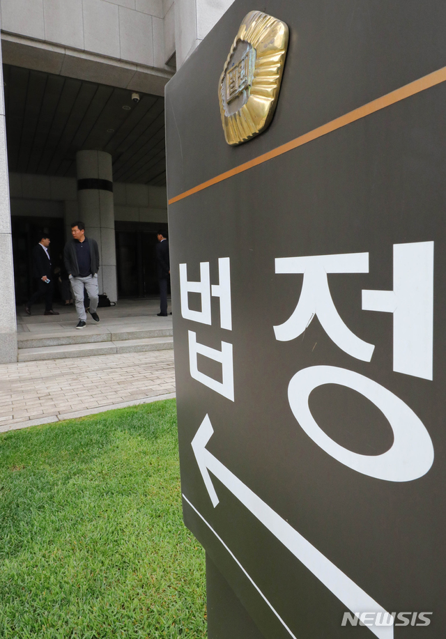 【서울=뉴시스】배훈식 기자 = 가수 유승준(스티브 승준 유)씨가 LA 총영사관을 상대로 낸 사증(비자)발급 거부처분 취소 소송 상고심이 열린 11일 오전 서울 서초구 대법원 법정 입구 모습. 대법은 이날 원고 패소한 원심을 깨고 사건을 다시 심리하라고 주문했다. 2019.07.11. photo@newsis.com