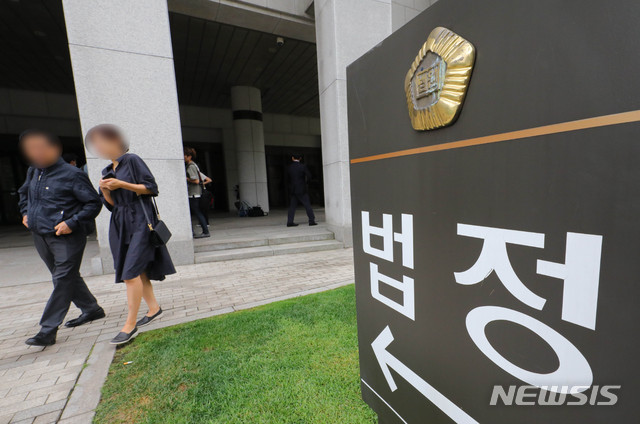 【서울=뉴시스】배훈식 기자 = 가수 유승준(스티브 승준 유)씨가 LA 총영사관을 상대로 낸 사증(비자)발급 거부처분 취소 소송 상고심이 열린 11일 오전 서울 서초구 대법원 법정 입구 모습. 대법은 이날 원고 패소한 원심을 깨고 사건을 다시 심리하라고 주문했다. 2019.07.11. photo@newsis.com