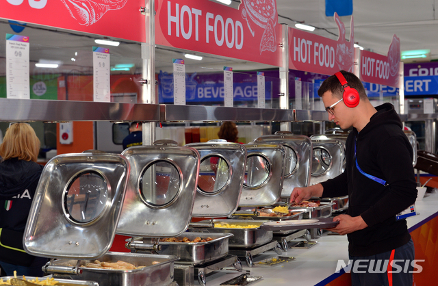 【광주=뉴시스】변재훈 기자 = 2019 FINA 광주세계수영선수권대회 개막을 하루 앞둔 11일 오전 광주 광산구 선수촌식당에서 한 외국인 선수가 자율 배식을 하고 있다. 2019.07.11. wisdom21@newsis.com