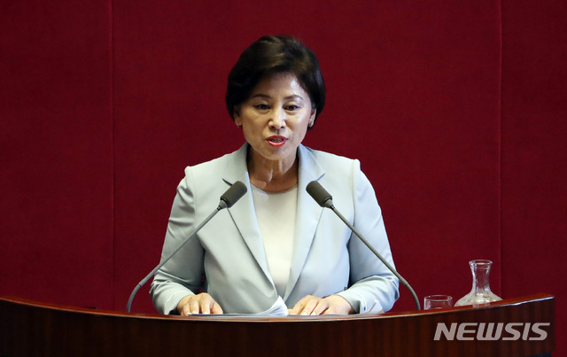 【서울=뉴시스】 박영태 기자 = 11일 오후 서울 여의도 국회에서 열린 본회의 교육 사회 문화에 대한 대정부 질문에서 남인순 더불어민주당 의원이 질문을 하고 있다. 2019.07.11.since1999@newsis.com