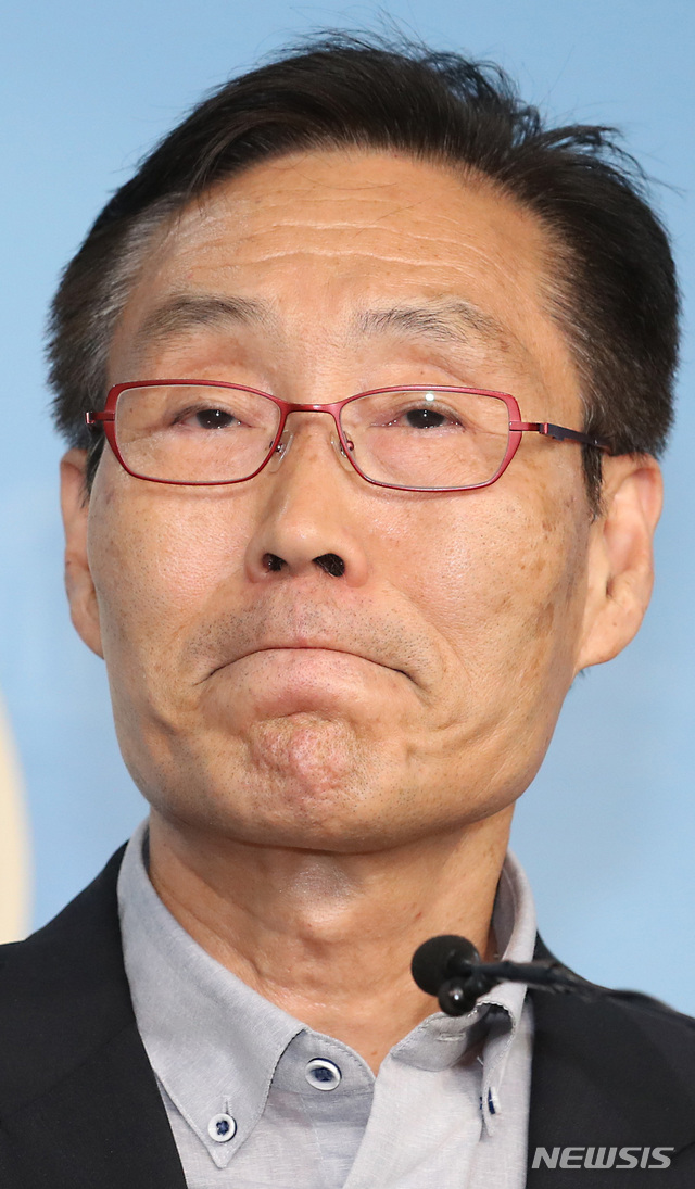 【서울=뉴시스】이종철 기자 = 11일 서울 여의도 국회 정론관에서 바른미래당 주대환 혁신위원장이 사퇴 기자회견을 하고 있다. 2019.07.11. jc4321@newsis.com