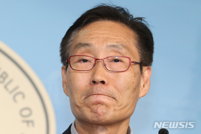 【서울=뉴시스】이종철 기자 = 11일 서울 여의도 국회 정론관에서 바른미래당 주대환 혁신위원장이 사퇴 기자회견을 하고 있다. 2019.07.11.&nbsp; jc4321@newsis.com