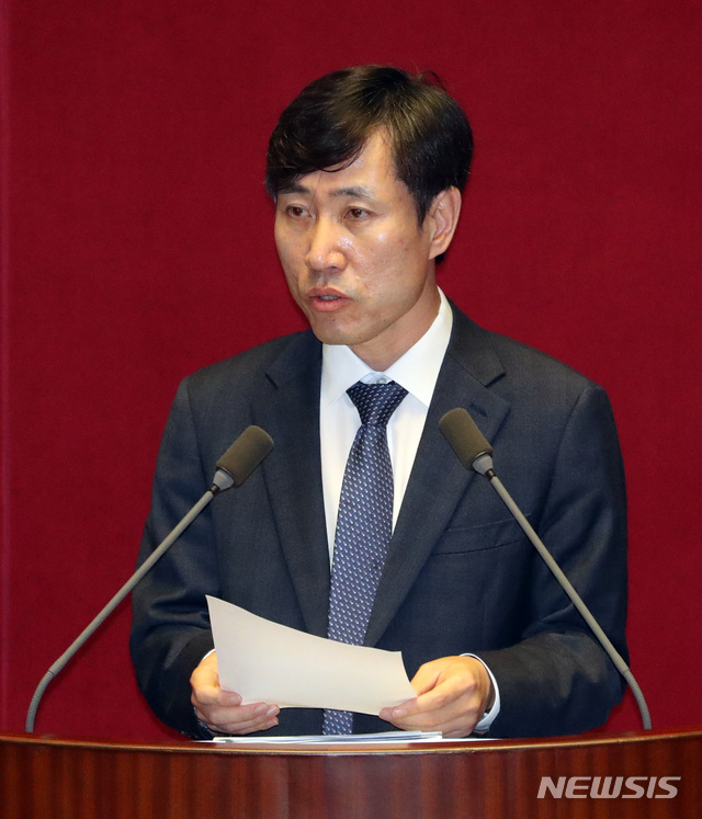 【서울=뉴시스】 박영태 기자 = 11일 오후 서울 여의도 국회에서 열린 본회의 교육 사회 문화에 대한 대정부 질문에서 하태경 바른미래당 의원이 질문하고 있다. 하 의원은 이날 질의에서 2018년에 통보된 기준으로 2014년 성과를 평가하는 것은 헌법정신과 상식을 위배한 것이라며 평가 전면 무효화를 주장했다. 2019.07.11. since1999@newsis.com