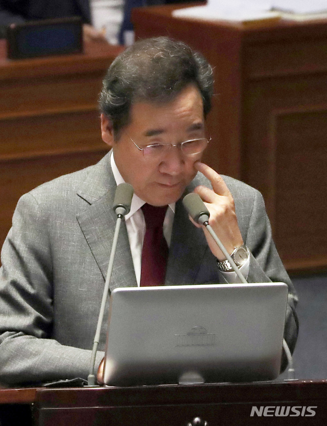 【서울=뉴시스】 박영태 기자 = 11일 오후 서울 여의도 국회에서 열린 본회의 교육 사회 문화에 대한 대정부 질문에서 이낙연 국무총리가 생각에 잠겨 있다. 2019.07.11. since1999@newsis.com