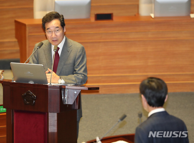 【서울=뉴시스】 전진환 기자 = 제369회 국회(임시회) 본회의가 열린 11일 오후 서울 여의도 국회 본회의장에서 이낙연 국무총리가 하태경 바른미래당 의원의 질문에 답하고 있다. 2019.07.11. amin2@newsis.com