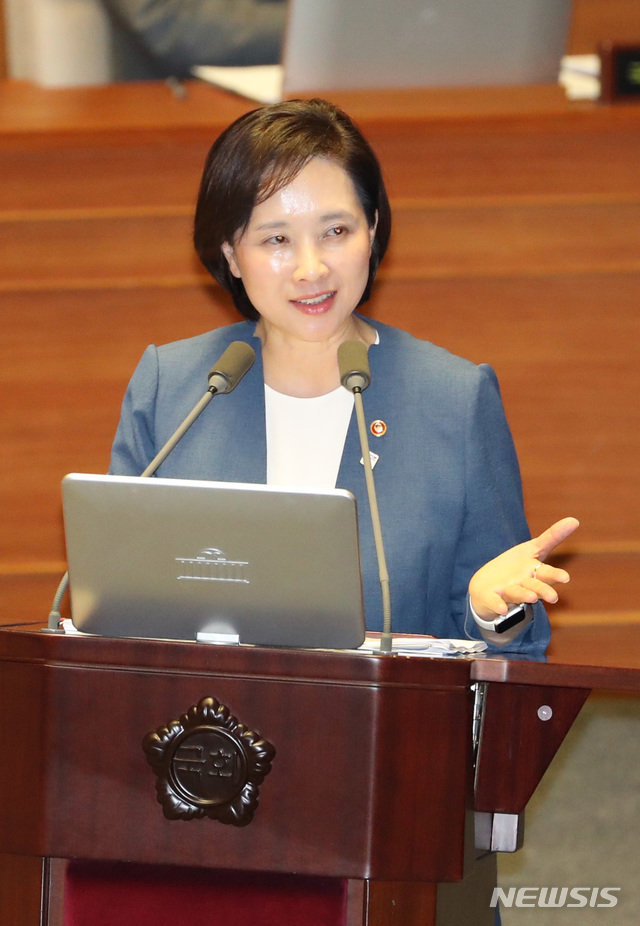 【서울=뉴시스】 전진환 기자 = 제369회 국회(임시회) 본회의가 열린 11일 오후 서울 여의도 국회 본회의장에서 유은혜 사회부총리 겸 교육부장관이 의원들의 질문에 답하고 있다. 유 부총리는 내년 고교무상교육 전면 실시에 대해 예산 문제로 현실적 어려움이 있다고 말했다. 2019.07.11. amin2@newsis.com