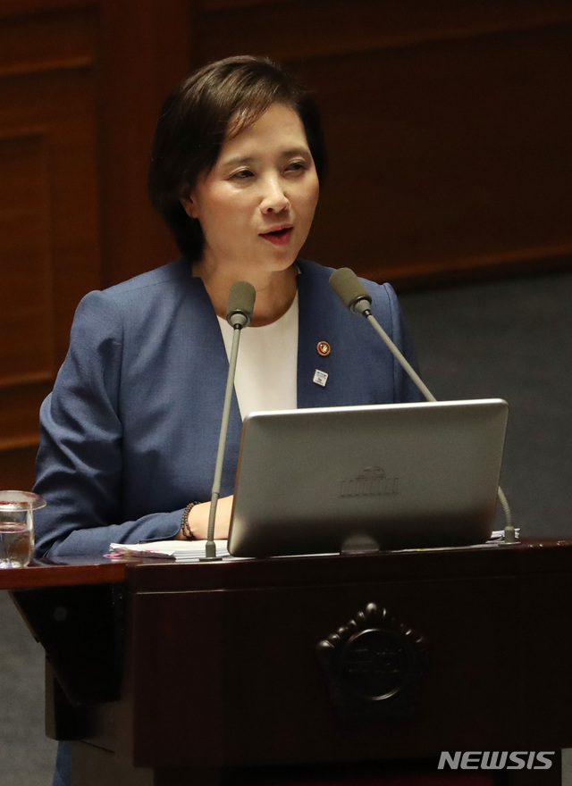 【서울=뉴시스】 박영태 기자 = 11일 오후 서울 여의도 국회에서 열린 본회의 교육 사회 문화에 대한 대정부 질문에서 유은혜 사회부총리 겸 교육부 장관이 하태경 바른미래당 의원의 질문에 답변하고 있다. 2019.07.11. since1999@newsis.com