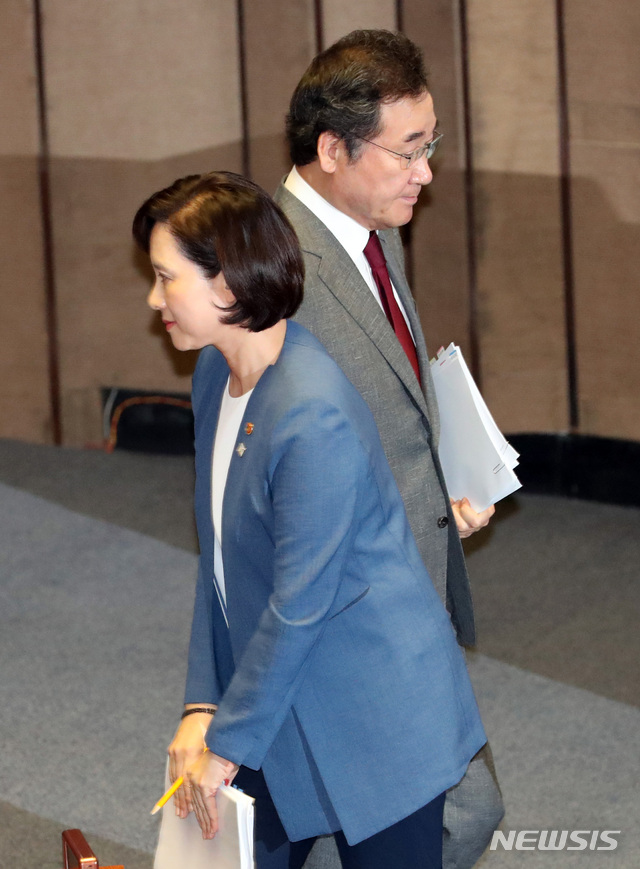 【서울=뉴시스】 박영태 기자 = 11일 오후 서울 여의도 국회에서 열린 본회의 교육 사회 문화에 대한 대정부 질문에서 이낙연 국무총리가 답변하기 위해 단상으로 나가고 있다. 왼쪽은 답변 끝낸 유은혜 사회부총리. 2019.07.11.since1999@newsis.com