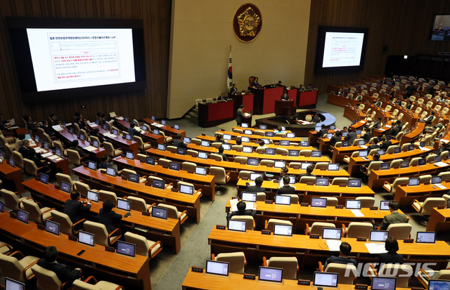 【서울=뉴시스】 박영태 기자 = 11일 오후 서울 여의도 국회에서 열린 본회의 교육 사회 문화에 대한 대정부 질문에서 하태경 바른미래당 의원이 이낙연 국무총리에게 질문하고 있다. 2019.07.11. since1999@newsis.com