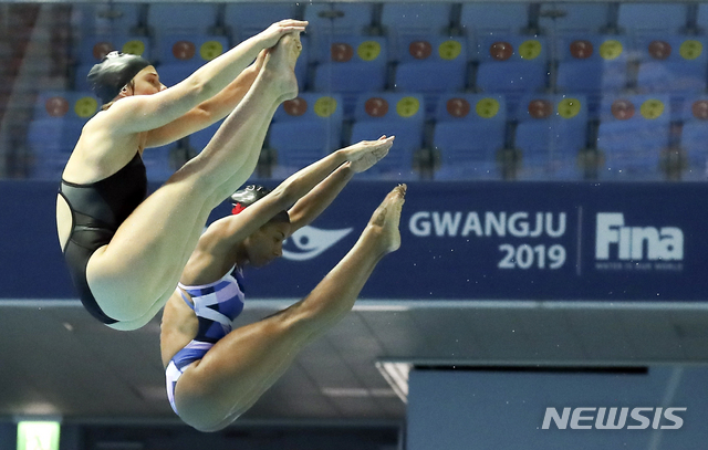 【광주=뉴시스】최진석 기자 = 2019 광주세계수영선수권대회 개막을 하루 앞둔 11일 2019광주세계수영선수권대회 주경기장인 광주 광산구 남부대학교 시립국제수영장에서 다이빙 선수들이 연습을 하고 있다. 2019.07.11. myjs@newsis.com