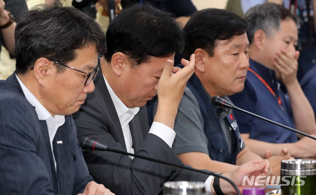 【세종=뉴시스】강종민 기자 = 11일 오후 정부세종청사에서 열린 최저임금위원회 전원회의에서 경영계와 노동계 위원들이 굳은 표정을 짓고 있다. 2019.07.11.&nbsp; ppkjm@newsis.com