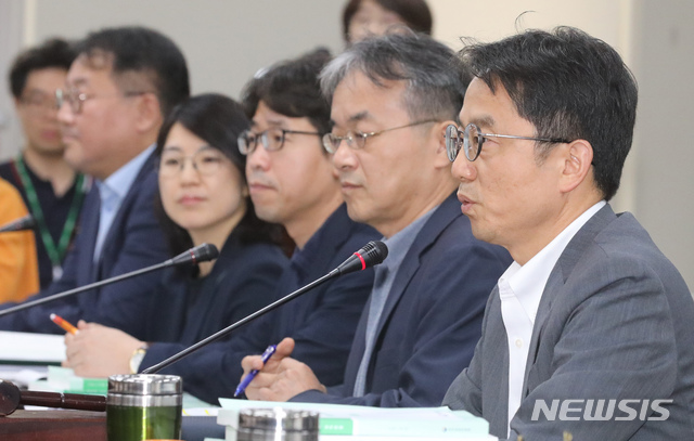 【세종=뉴시스】강종민 기자 = 11일 오후 정부세종청사에서 열린 최저임금위원회 전원회의에서 박준식 위원장이 모두발언을 하고 있다. 2019.07.11.&nbsp; ppkjm@newsis.com