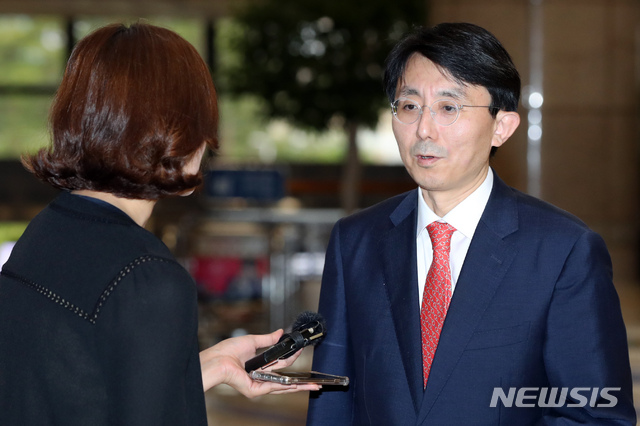 【김포공항=뉴시스】 이윤청 기자 = 김정한 아시아·태평양국장이 11일 서울 강서구 김포국제공항을 통해 일본으로 출국하며 취재진의 질문에 답하고 있다. 10일 외교부에 따르면 김정한 아태 국장은 12일 일본 니가타에서 열리는 일본 지역 공관장 회의에 참석할 예정이다. 김 국장은 이번 방일에서 물밑 접촉을 통해 현지 여론을 파악하고 일본 정부와 대화를 재개할 수 있는 계기를 만드는 데 주력할 것으로 보인다. 2019.07.11. radiohead@newsis.com