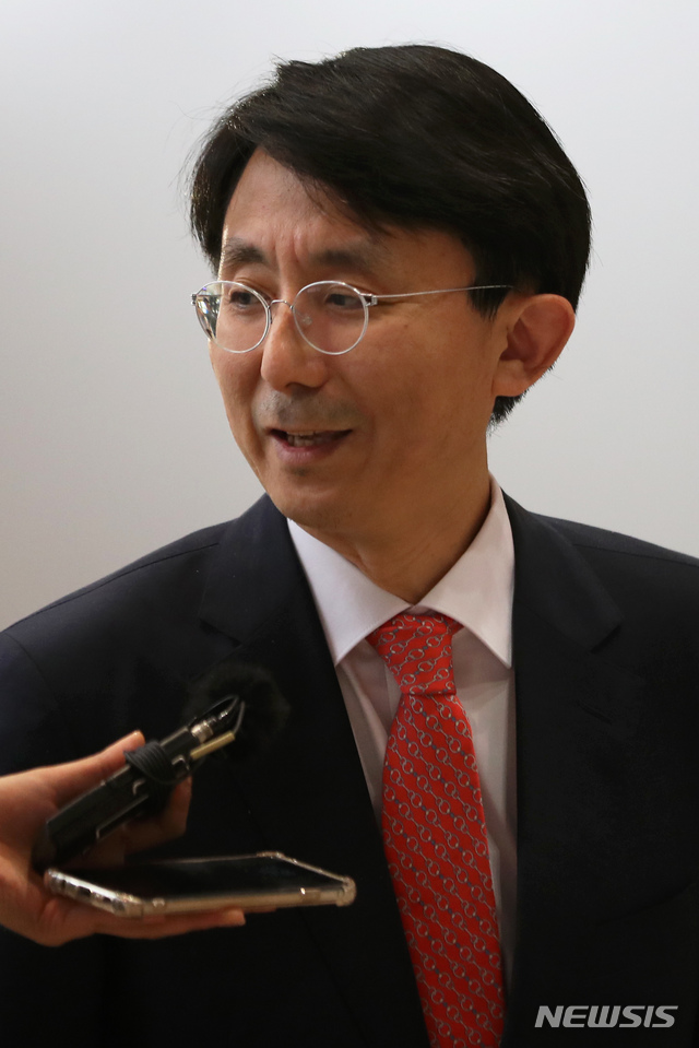 【김포공항=뉴시스】 이윤청 기자 = 김정한 아시아·태평양국장이 11일 서울 강서구 김포국제공항을 통해 일본으로 출국하며 취재진의 질문에 답하고 있다.&nbsp; 10일 외교부에 따르면 김정한 아태 국장은 12일 일본 니가타에서 열리는 일본 지역 공관장 회의에 참석할 예정이다. 김 국장은 이번 방일에서 물밑 접촉을 통해 현지 여론을 파악하고 일본 정부와 대화를 재개할 수 있는 계기를 만드는 데 주력할 것으로 보인다. 2019.07.11.&nbsp; radiohead@newsis.com