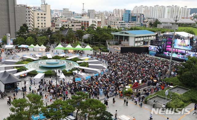 【광주=뉴시스】이영환 기자 = 11일 오후 광주 동구 5.18민주광장 특설무대에서 열린 2019 광주세계수영선수권대회 전야 축하 콘서트에 많은 시민들이 자리하고 있다. 2019.07.11.&nbsp; 20hwan@newsis.com