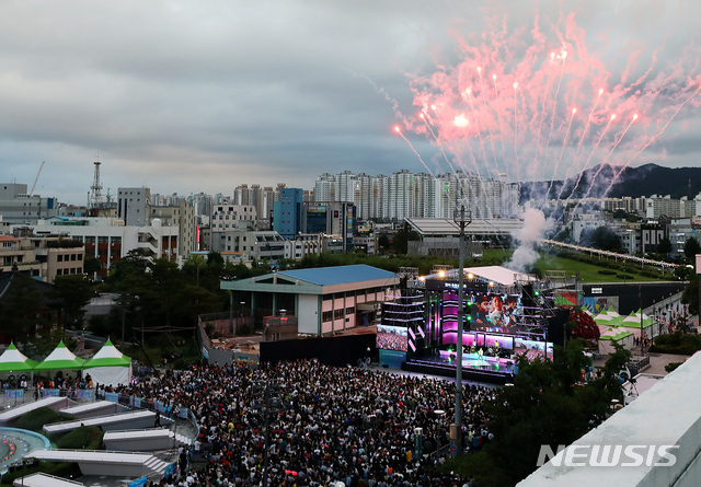 【광주=뉴시스】이영환 기자 = 11일 오후 광주 동구 5.18민주광장 특설무대에서 열린 2019 광주세계수영선수권대회 전야 축하 콘서트에서 많은 시민들이 공연을 즐기고 있다. 2019.07.11.&nbsp; 20hwan@newsis.com