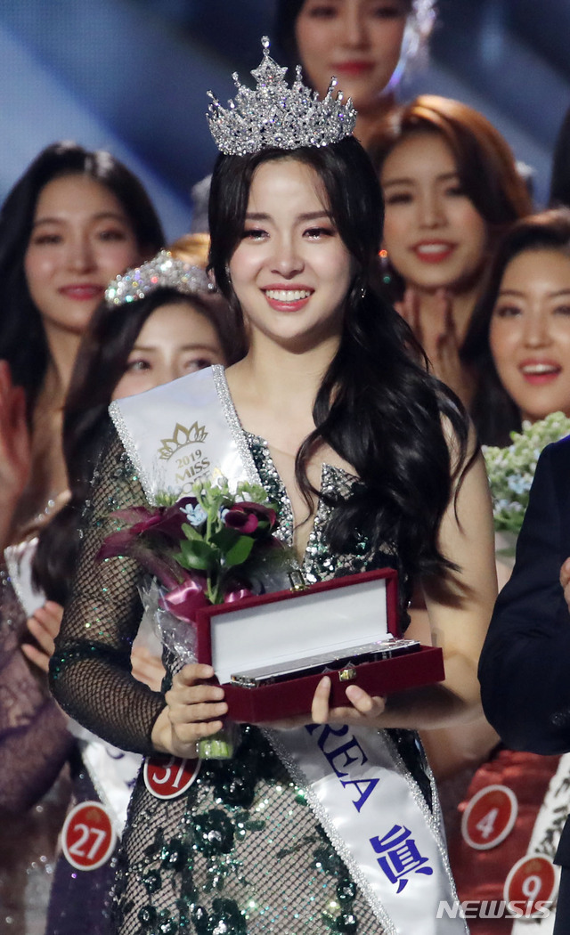 【서울=뉴시스】김진아 기자 = 11일 오후 서울 경희대 평화의 전당에서 열린 ‘2019미스코리아 선발대회’에서 김세연이 미스코리아 진을 수상하고 있다. 2019.07.11. bluesoda@newsis.com