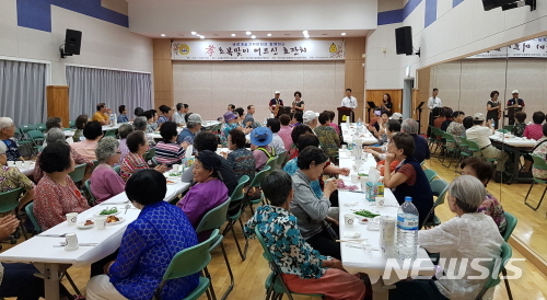 【서울=뉴시스】서울 종로구 교남동 '초복맞이 어르신 효잔치' 모습. 2019.07.12. (사진=종로구 제공)