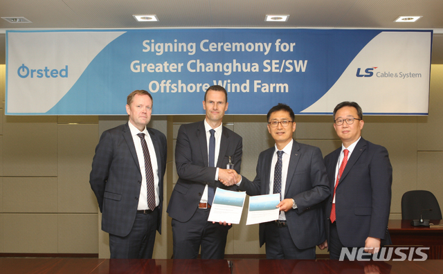 【서울=뉴시스】LS전선은 덴마크 외르스테드와 대만 해상풍력단지에 1180억원 규모의 해저케이블 공급 계약을 체결했다. 오른쪽부터 이상돈 LS전선 해저글로벌영업부문장, 김종필 LS전선 에너지사업본부장, 울릭크 란지(Ulrik Lange) 외르스테드 대만총괄본부장, 욘 메스터(Jorn Mester) 외르스테드 APAC구매본부장. 2019.07.12 (사진 = LS전선 제공) photo@newsis.com