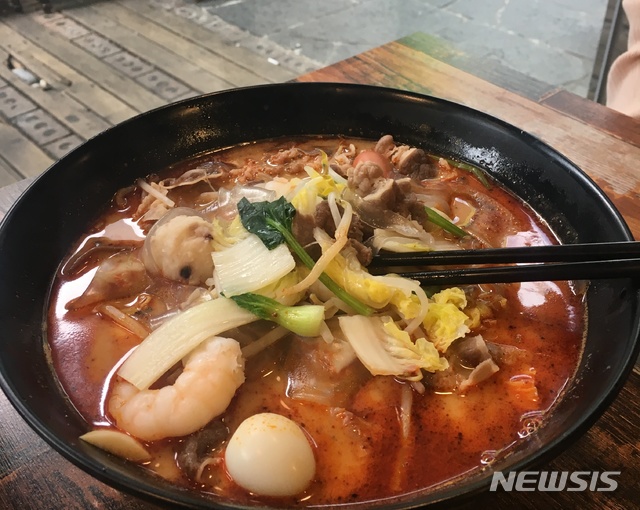 [대구=뉴시스] 배소영 기자 = 대구시 중구의 한 음식점에서 판매하는 마라탕. 2019.07.12. soso@newsis.com