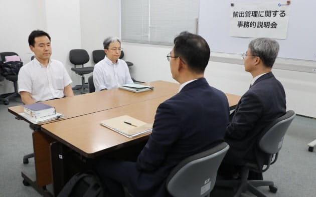 【서울=뉴시스】12일 일본 도쿄 경제산업성에서 열린 일본 정부의 한국 수출규제 강화 조치에 대한 한일 무역당국간 실무회의에 참석한 양측 대표들이 마주 앉아 있다. 한국 측(오른쪽 양복 정장을 입은 두 명)에서는 산업통상자원부 전찬수 무역안보과장, 한철희 동북아통상과장이, 일본 측에서는 경제산업성의 이와마쓰 준(岩松潤) 무역관리과장 및 이가리 가쓰로(猪狩克郞) 안전보장무역관리과장이 참석했다. <사진출처: 경제산업성> 2019.07.12.