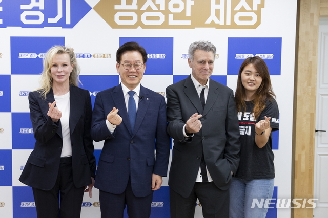 【수원=뉴시스】 박다예 기자 = 이재명 경기도지사(왼쪽 두번째)는 12일 오전 도청에서 킴 베이싱어(맨왼쪽), 크리스 드로즈 대표(왼쪽 세번째), 이지연 대표(맨오른쪽)와 기념촬영을 하고 있다. 2019.07.12 (사진 = 경기도 제공)photo@newsis.com