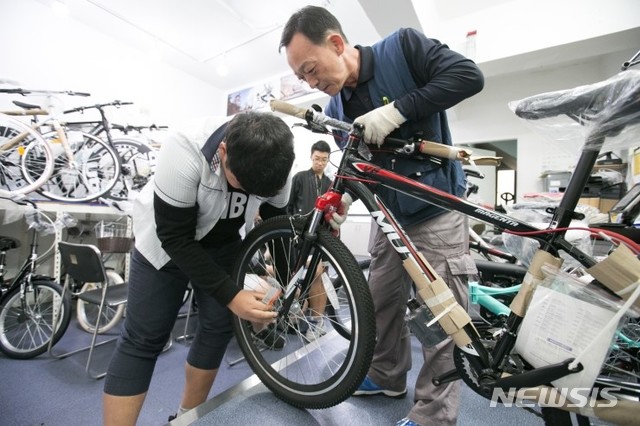 【서울=뉴시스】지난해 청소년 직업체험 프로젝트에서 한 학생이 마을기업 전문가로부터 리사이클 메이커 교육을 받고 있는 모습. 서울시교육청 산하 성동광진교육지원청은 2019 청소년 직업체험 프로젝트를 운영한다고 15일 밝혔다. 2019.07.15. (사진=성동광진교육지원청 제공) photo@newsis.com