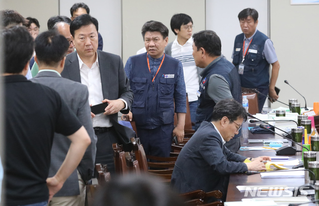 【세종=뉴시스】강종민 기자 = 12일 새벽 정부세종청사에서 열린 최저임금위원회 전원회의가 정회되자 류기정 위원 등 사용자 위원들과 이성경 위원 등 근로자 위원들이 회의장을 나서고 있다. 2019.07.12.&nbsp; ppkjm@newsis.com 