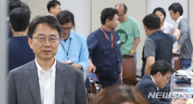 【세종=뉴시스】강종민 기자 = 12일 새벽 정부세종청사에서 열린 최저임금위원회 전원회의가 정회되자 박준식 위원장이 회의장을 나서고 있다. 2019.07.12.&nbsp; ppkjm@newsis.com