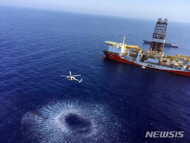 [AP/뉴시스] 키프로스 연안의 터키 가스시추선 부근을 경비용 헬리콥터가 날고 있다. 