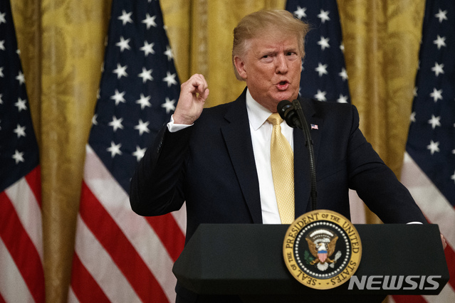 【워싱턴=AP/뉴시스】도널드 트럼프 미국 대통령이 11일(현지시간) 백악관 이스트룸에서 열린 대통령 소셜미디어 총회 행사에서 발언하고 있다. 2019.07.12.
