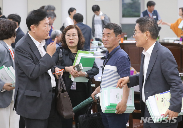 【세종=뉴시스】강종민 기자 = 12일 새벽 정부세종청사에서 열린 최저임금위원회 13차 전원회의에서 2020년 최저임금이 2.87% 인상된 8590원으로 결정됐다. 고용노동부는 최저임금안 고시 절차에서 최저임금 인상에 영향을 받는 계층 의견수렴을 하겠다고 밝혔다. 최저임금위원회에 의하면 최대 415만명의 근로자가 영향을 받을 것으로 추정된다. 2019.07.12.    ppkjm@newsis.com
