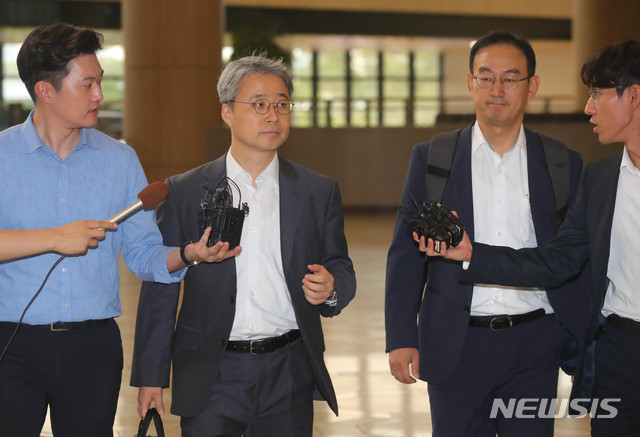 【서울=뉴시스】배훈식 기자= 전찬수(오른쪽) 산업통상자원부 무역안보과장과 한철희 동북아통상과장이 지난 12일 오전 서울 강서구 김포국제공항을 통해 한일 전략물자 수출 통제 과장급 실무회의에 참석차 일본으로 출국하며 취재진의 질문에 답하고 있다. 2019.07.12. dahora83@newsis.com