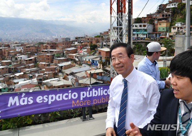 【서울=뉴시스】중남미를 순방중인 박원순 서울시장이 11일(현지시각) 콜롬비아 메데진 산비탈 빈민가 코무나13(Comuna13) 지역을 방문해 둘러보고 있다. 2019.07.12. (사진=서울시 제공) photo@newsis.com