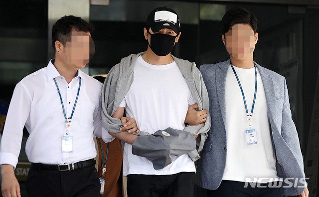 【성남=뉴시스】추상철 기자 =성폭행 혐의를 받고 있는 배우 강지환(본명 조태규)이 12일 오전 경기 성남시 분당경찰서에서 구속 전 피의자 심문(영장실질심사)을 받기 위해 수원지방법원 성남지원으로 향하고 있다. 2019.07.12. scchoo@newsis.com
