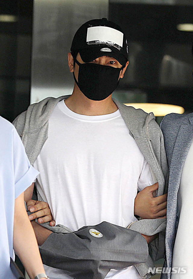 【성남=뉴시스】추상철 기자 =성폭행 혐의를 받고 있는 배우 강지환(본명 조태규)이 12일 오전 경기 성남시 분당경찰서에서 구속 전 피의자 심문(영장실질심사)을 받기 위해 수원지방법원 성남지원으로 향하고 있다. 2019.07.12.&nbsp; scchoo@newsis.com