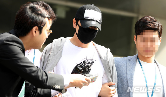 【성남=뉴시스】추상철 기자 =성폭행 혐의를 받고 있는 배우 강지환(본명 조태규)이 12일 오전 경기 성남시 분당경찰서에서 구속 전 피의자 심문(영장실질심사)을 받기 위해 수원지방법원 성남지원으로 향하고 있다. 2019.07.12. scchoo@newsis.com